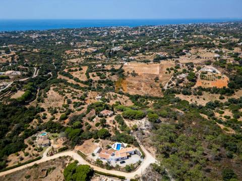 Para venda moradia individual T4 com piscina em Carvoeiro