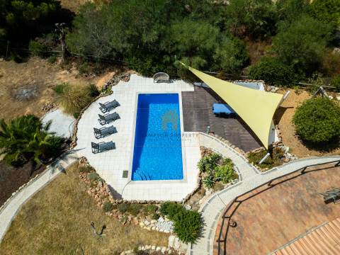 Para venda moradia individual T4 com piscina em Carvoeiro