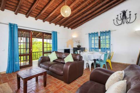 Para venda moradia individual T4 com piscina em Carvoeiro