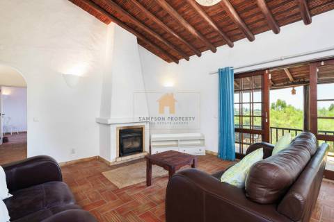 Para venda moradia individual T4 com piscina em Carvoeiro