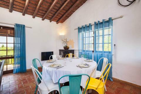 Para venda moradia individual T4 com piscina em Carvoeiro