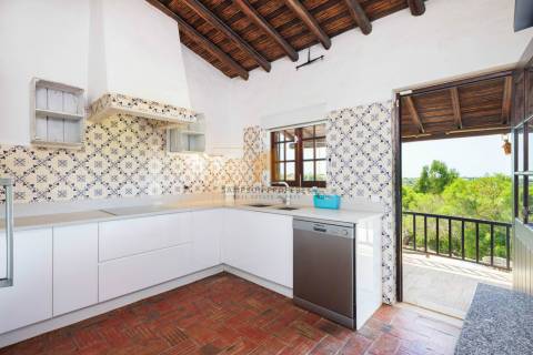 Para venda moradia individual T4 com piscina em Carvoeiro