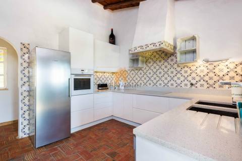 Para venda moradia individual T4 com piscina em Carvoeiro