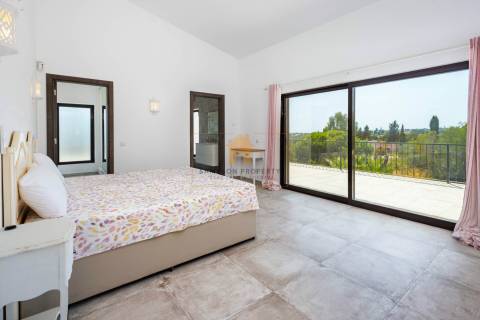 Para venda moradia individual T4 com piscina em Carvoeiro