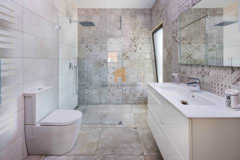 Para venda moradia individual T4 com piscina em Carvoeiro