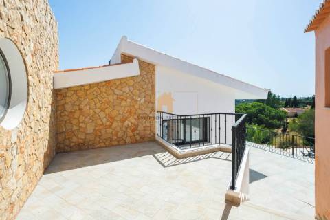 Para venda moradia individual T4 com piscina em Carvoeiro