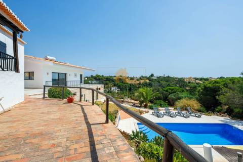 Para venda moradia individual T4 com piscina em Carvoeiro