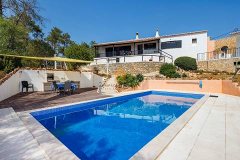 Para venda moradia individual T4 com piscina em Carvoeiro