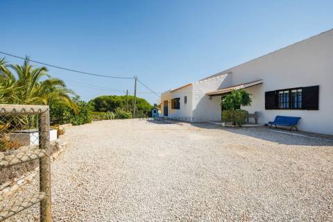 Para venda moradia individual T4 com piscina em Carvoeiro