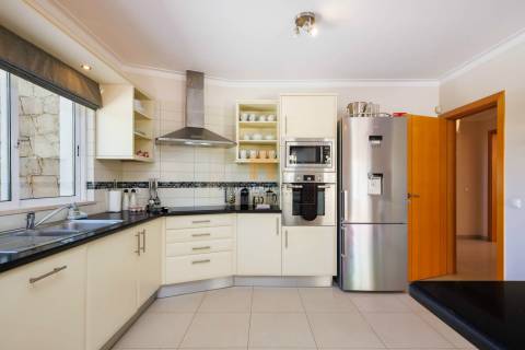 Moradia T4 para venda com vista mar em Carvoeiro