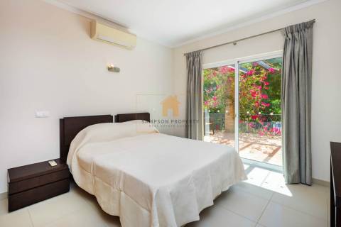 Moradia T4 para venda com vista mar em Carvoeiro