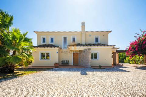 Moradia T4 para venda com vista mar em Carvoeiro