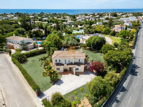 Moradia T4 para venda com vista mar em Carvoeiro