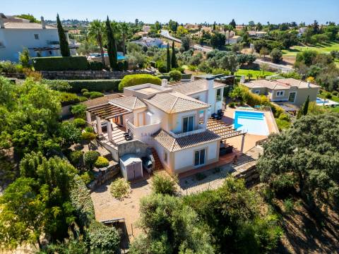 Moradia T3 imaculada com piscina aquecida para venda em Vale da Pinta, Carvoeiro
