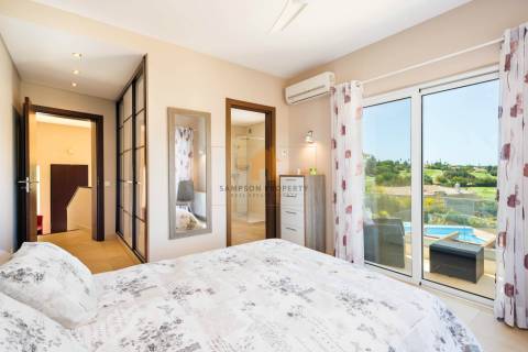 Moradia T3 imaculada com piscina aquecida para venda em Vale da Pinta, Carvoeiro