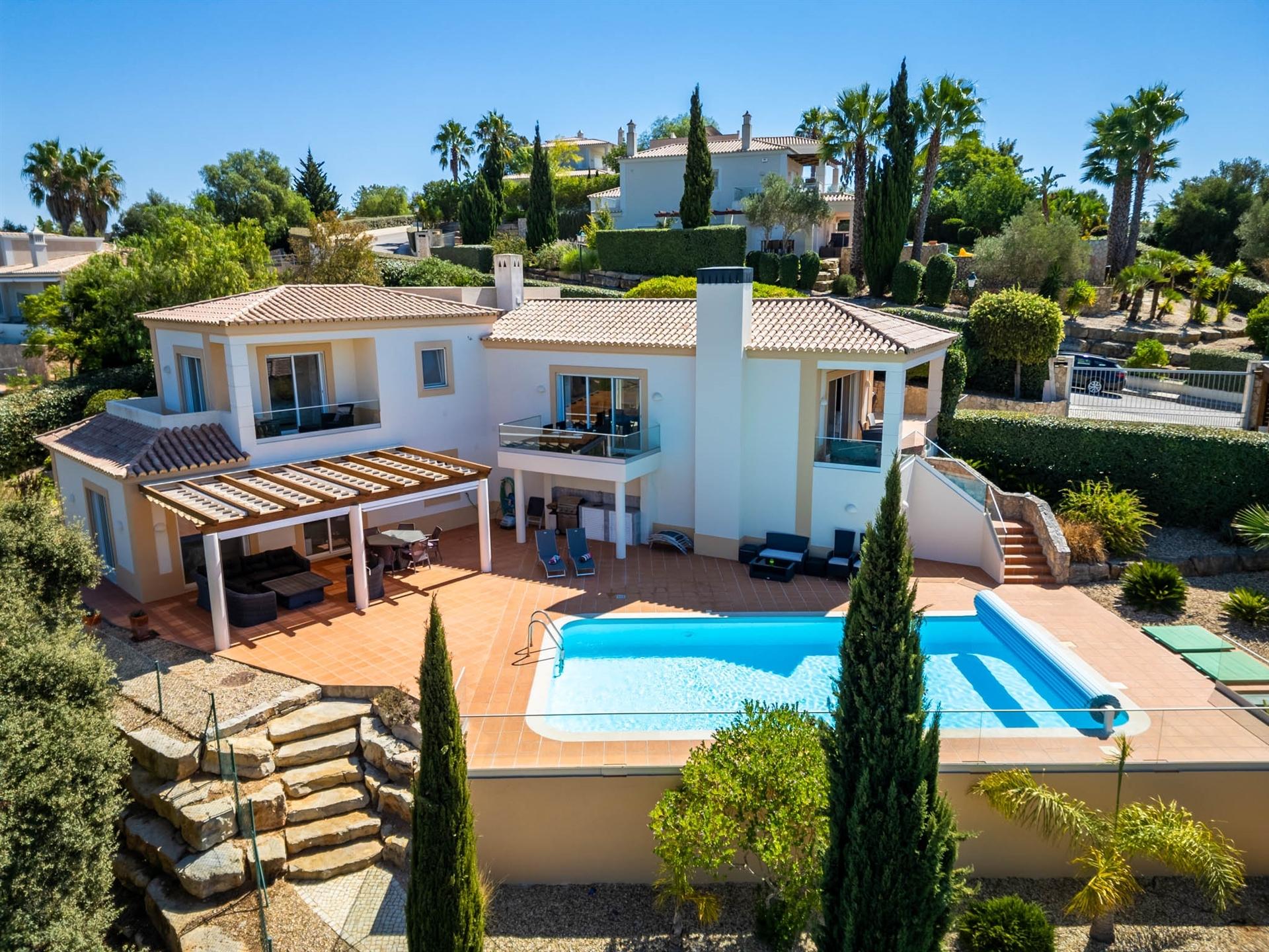 Moradia T3 imaculada com piscina aquecida para venda em Vale da Pinta, Carvoeiro