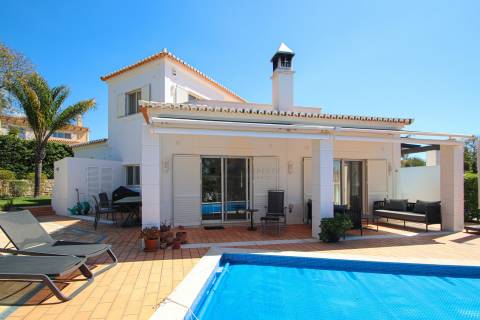 Moradia T3 para venda com piscina aquecida no Gramacho