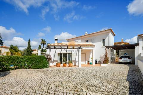 Moradia T3 para venda com piscina aquecida no Gramacho