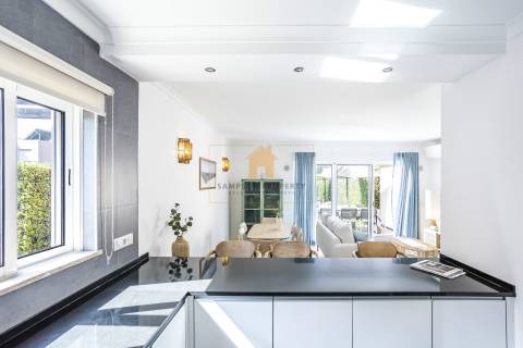 Moradia geminada T2+1 para venda em condomínio de luxo em Carvoeiro