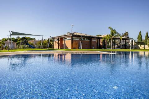 Moradia geminada T2+1 para venda em condomínio de luxo em Carvoeiro