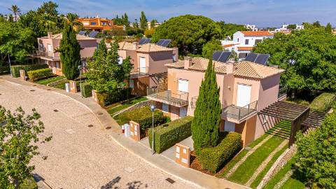 Moradia geminada T2+1 para venda em condomínio de luxo em Carvoeiro