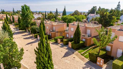 Moradia geminada T2+1 para venda em condomínio de luxo em Carvoeiro