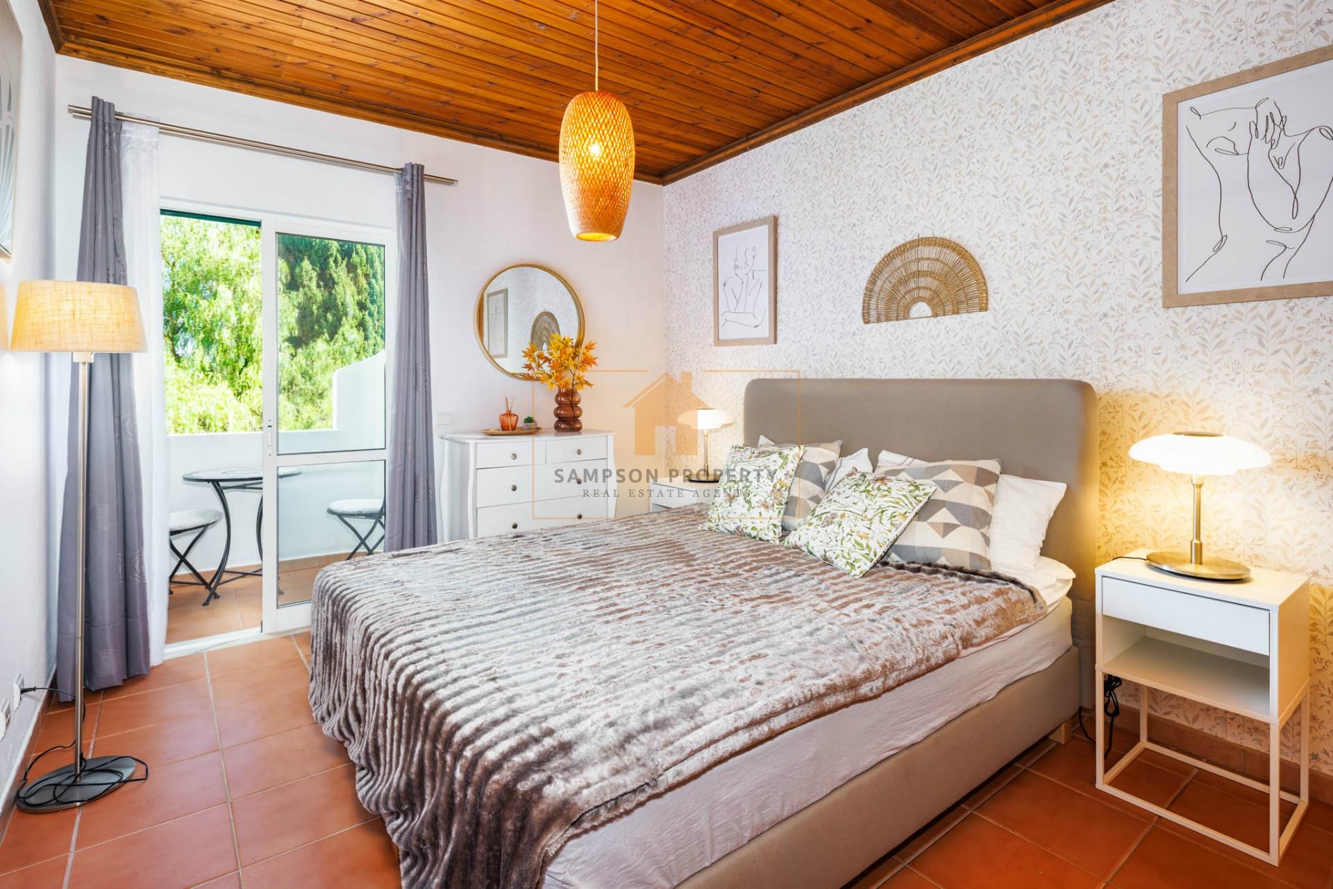 À venda em Carvoeiro. Apartamento T1+1 em zona calma com piscina comum.