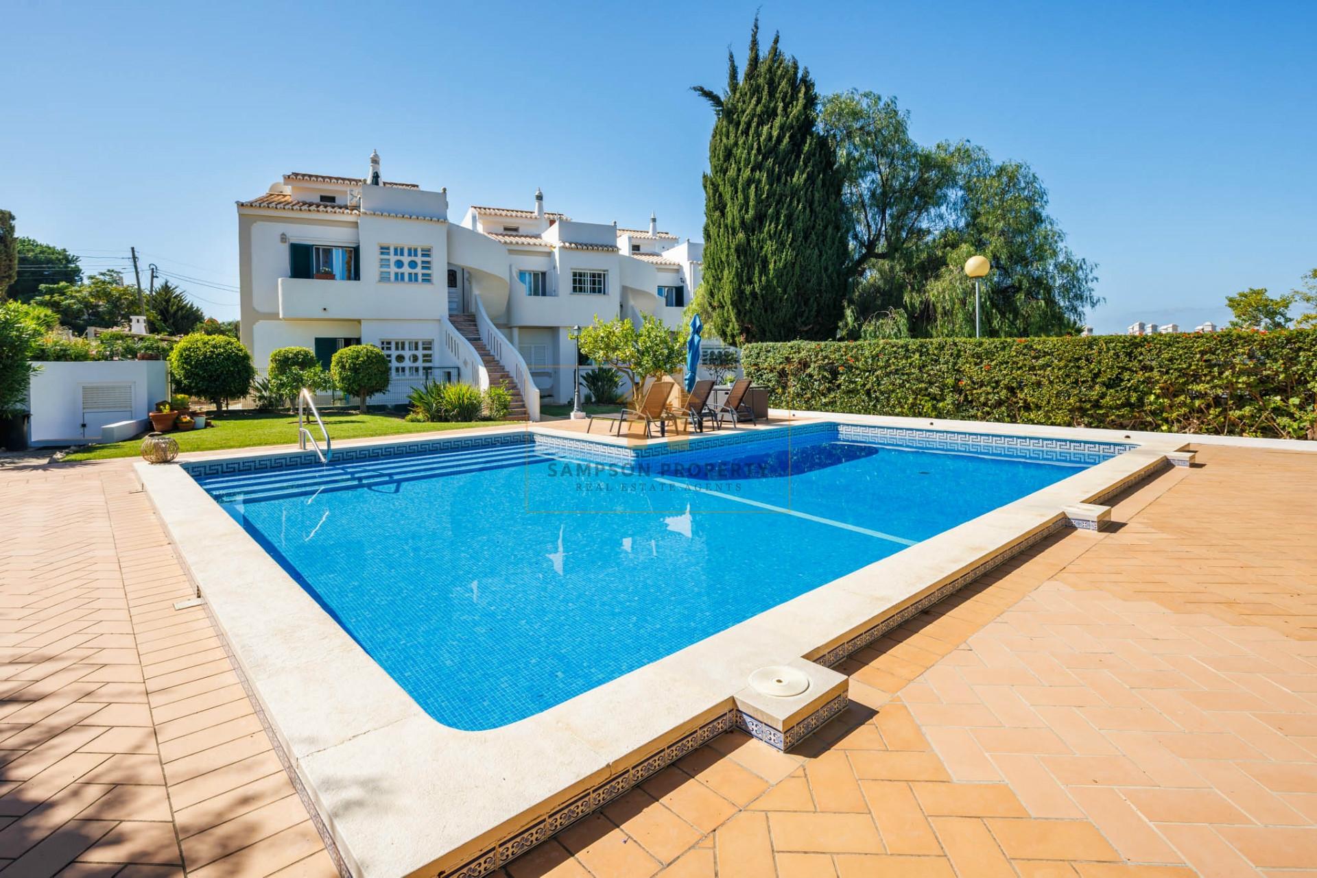 À venda em Carvoeiro. Apartamento T1+1 em zona calma com piscina comum.