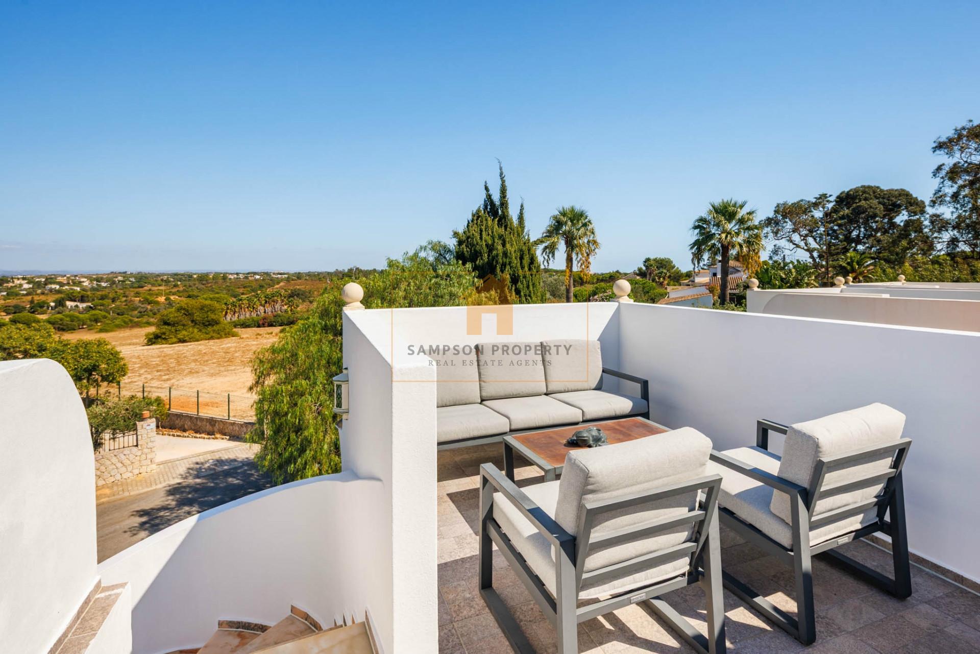 À venda em Carvoeiro. Apartamento T1+1 em zona calma com piscina comum.