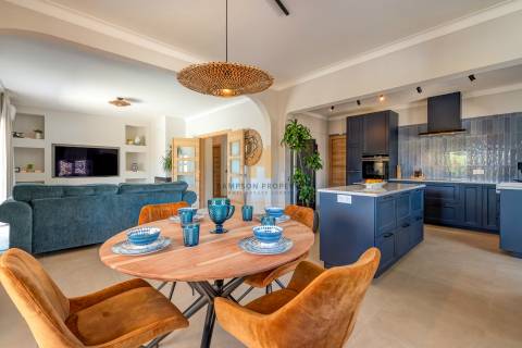 Para venda moradia T4 renovada na Caramujeira, Carvoeiro.