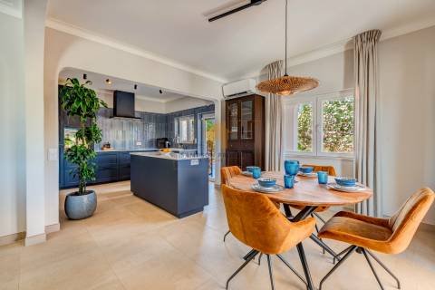 Para venda moradia T4 renovada na Caramujeira, Carvoeiro.