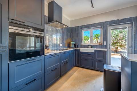 Para venda moradia T4 renovada na Caramujeira, Carvoeiro.