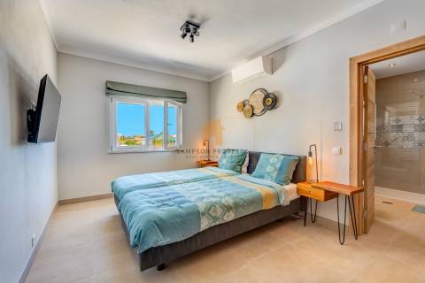 Para venda moradia T4 renovada na Caramujeira, Carvoeiro.