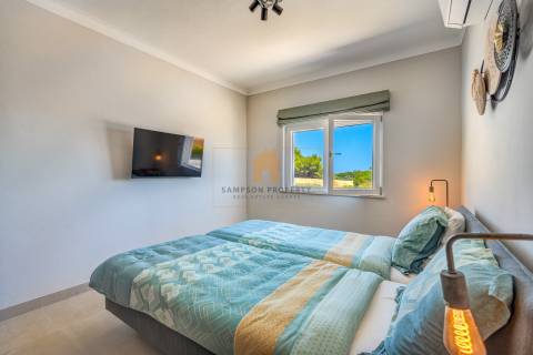 Para venda moradia T4 renovada na Caramujeira, Carvoeiro.