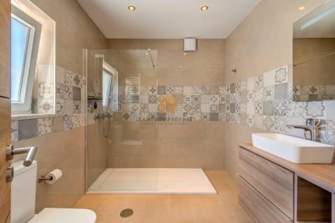 Para venda moradia T4 renovada na Caramujeira, Carvoeiro.