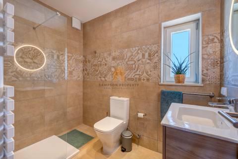 Para venda moradia T4 renovada na Caramujeira, Carvoeiro.