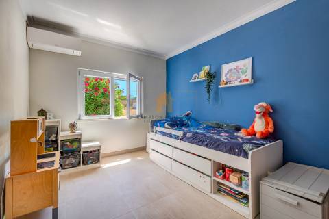 Para venda moradia T4 renovada na Caramujeira, Carvoeiro.