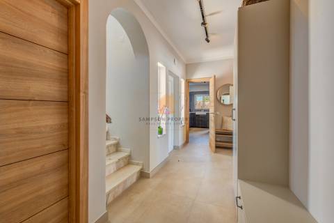 Para venda moradia T4 renovada na Caramujeira, Carvoeiro.