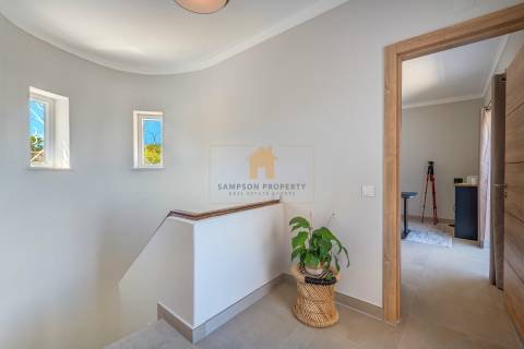 Para venda moradia T4 renovada na Caramujeira, Carvoeiro.