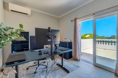 Para venda moradia T4 renovada na Caramujeira, Carvoeiro.