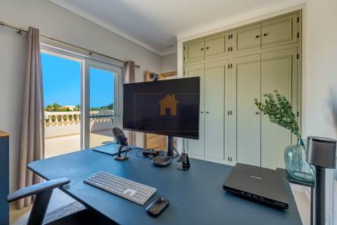 Para venda moradia T4 renovada na Caramujeira, Carvoeiro.