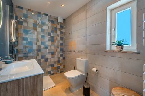 Para venda moradia T4 renovada na Caramujeira, Carvoeiro.