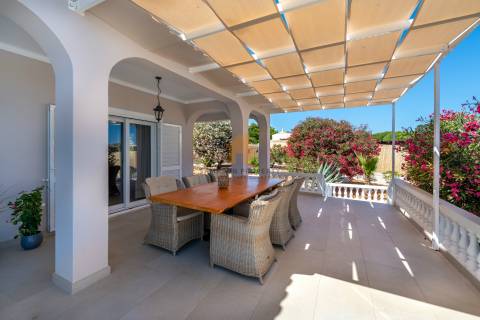 Para venda moradia T4 renovada na Caramujeira, Carvoeiro.