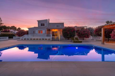 Para venda moradia T4 renovada na Caramujeira, Carvoeiro.