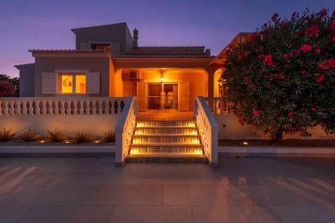 Para venda moradia T4 renovada na Caramujeira, Carvoeiro.