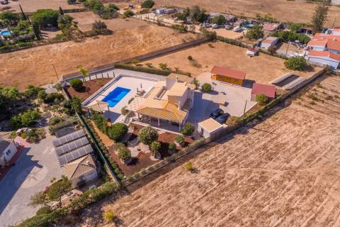 Para venda moradia T4 renovada na Caramujeira, Carvoeiro.