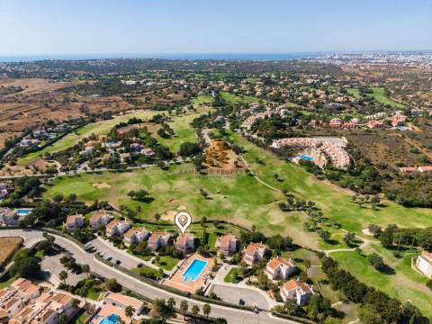 Moradia independente num campo de golfe com segurança 24H