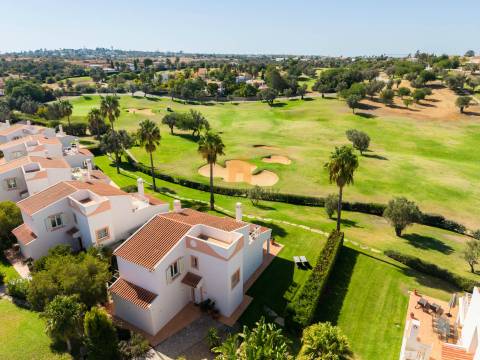Moradia independente num campo de golfe com segurança 24H