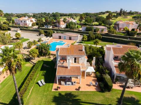 Moradia independente num campo de golfe com segurança 24H