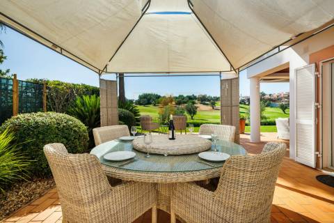 Moradia independente num campo de golfe com segurança 24H